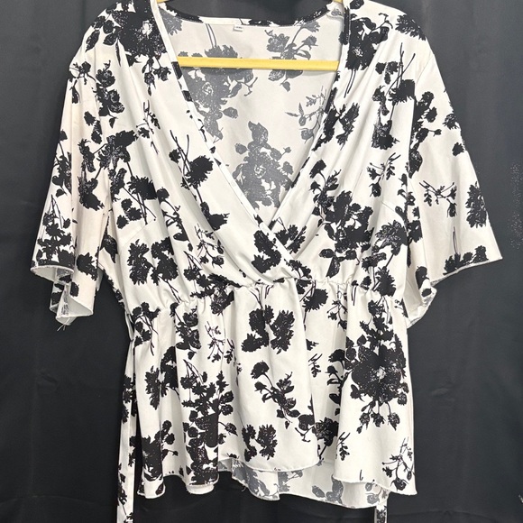 🖤Black and White Floral Women's V neck shirt🖤 - Picture 7 of 7